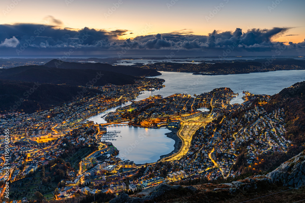 Fototapeta premium Die Aussicht vom Berg Ulriken auf die Stadt Bergen in Norwegen bei Sonnenuntergang
