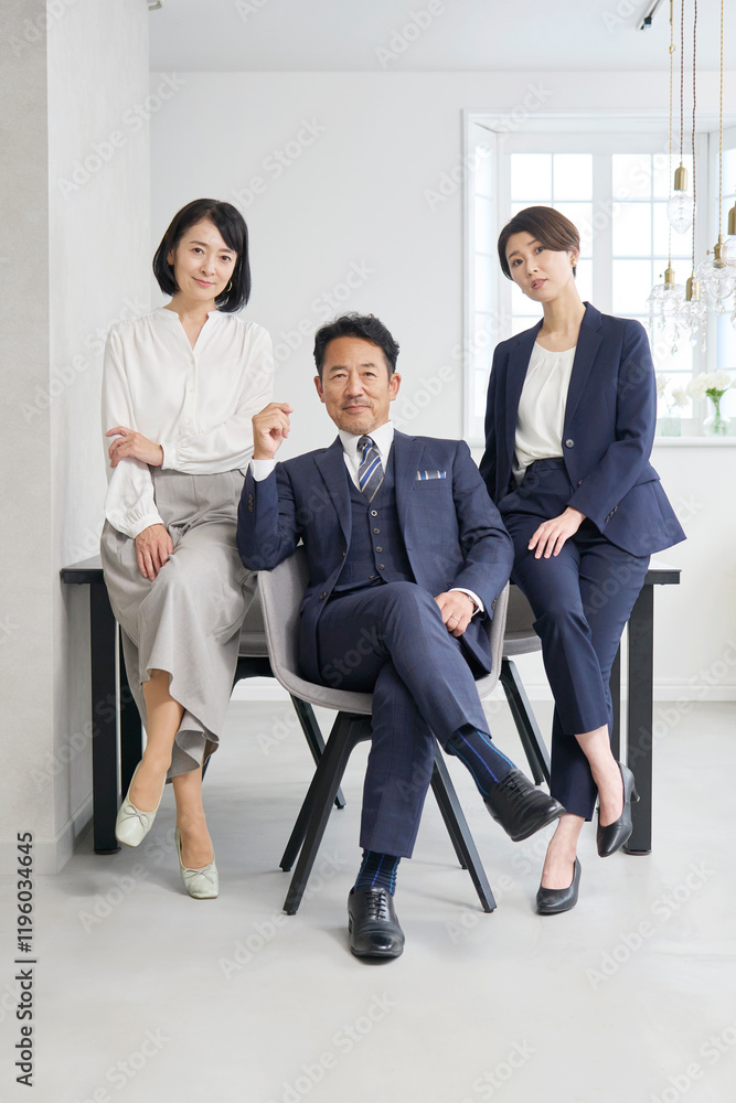 ビジネスウーマンとビジネスマンのポートレート カメラ目線 全身 ビジネスウーマンとビジネスマンのポートレート カメラ目線 全身