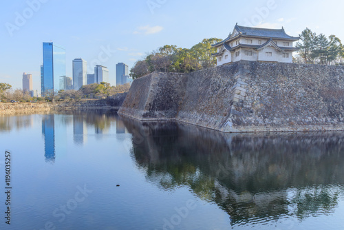 大阪城乾櫓とビジネスパークの摩天楼を望む