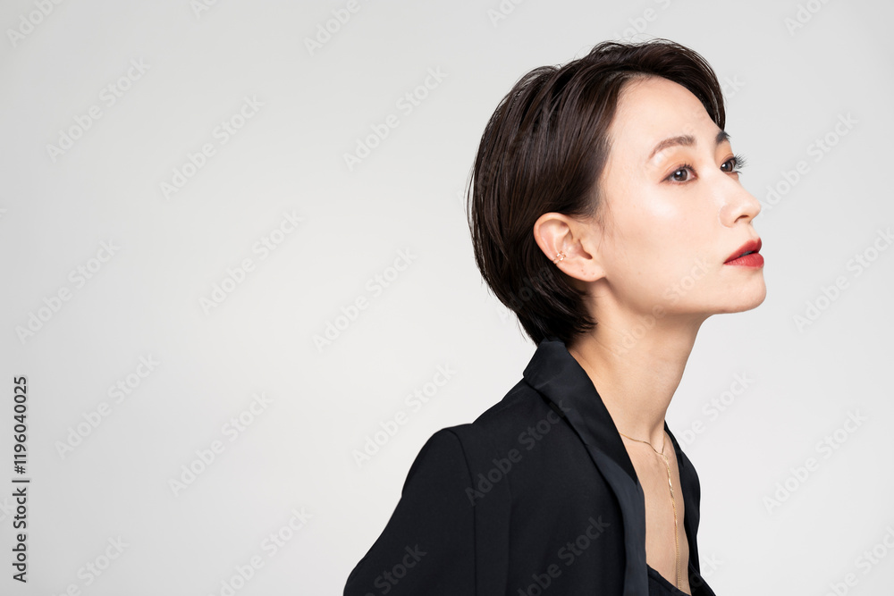 赤いリップメイクをした美しいアジア人女性の横顔。 赤いリップメイクをした美しいアジア人女性の横顔。
