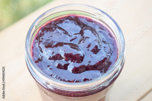 庭で採ったジューンベリーのジャムのアップ写真