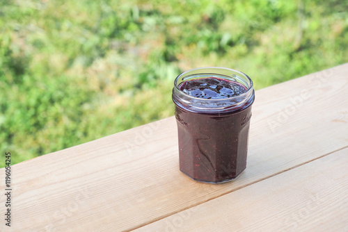 庭で採ったジューンベリーのジャムの写真