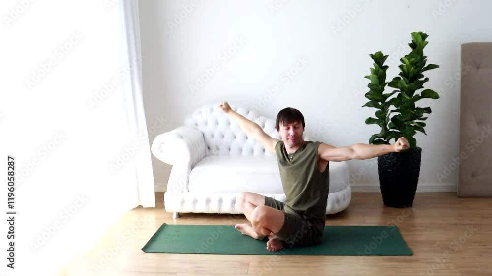 homem relaxando com sono em casa 