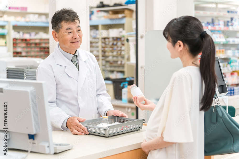薬局・病院・ドラッグストアで市販薬を処方する薬剤師(処方箋・薬・サプリメント)
薬局・病院・ドラッグストアで市販薬を処方する薬剤師(処方箋・薬・サプリメント)