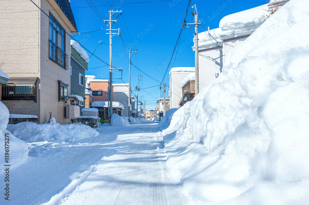 Fototapeta premium 雪国の生活:豪雪の中の久しぶりの晴天、雪まみれの住宅街