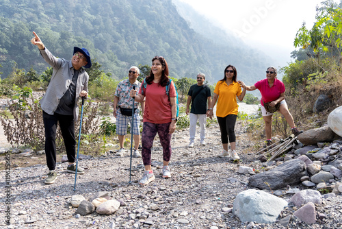 Photography Senior friends admiring beauty of nature while hiking together in forest on sunn