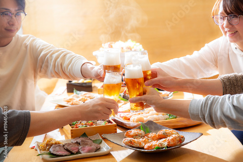 ビールで乾杯　冬の宴会　鍋料理