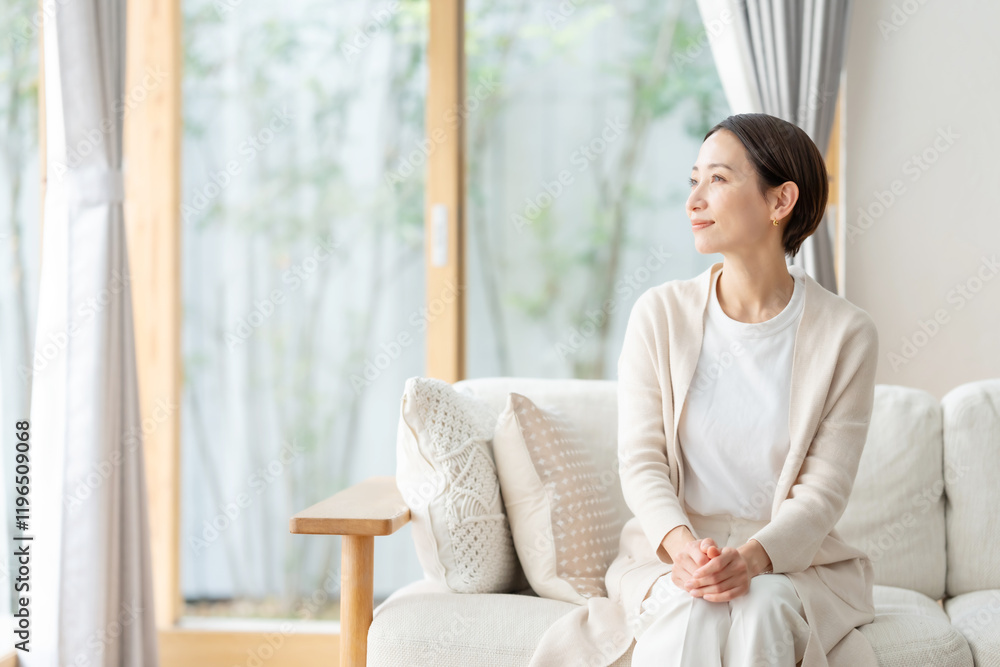 ソファに座る女性 ソファに座る女性