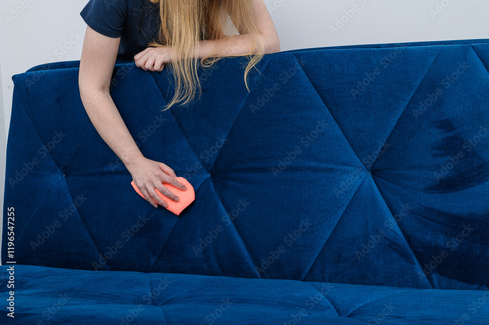 Naklejka premium Niebieska sofa podczas czyszczenia, czyścić poplamiony materiał pokrywajacy łóżko 