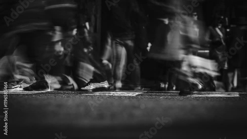 歩行者が移動する東京の渋谷スクランブル交差点　タイムラプス　モノクロ