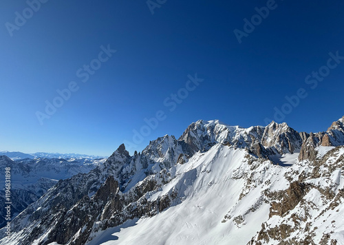 Foto Mont Blanc massif towering over snowy landscape in Courmayeur, Italy