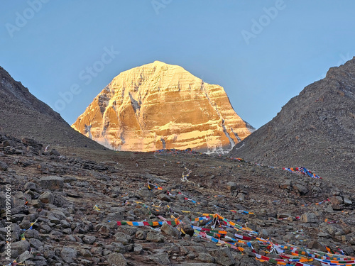 heiliger Berg Kailash in Tibet golden im Morgenlicht