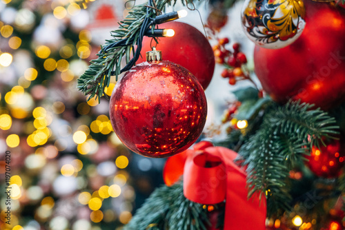 Foto New Year's colorful trees in front of the Central Department Store in Moscow on