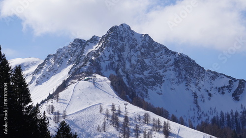 Winter in den Bergen, verschneite Gipfel der Alpen