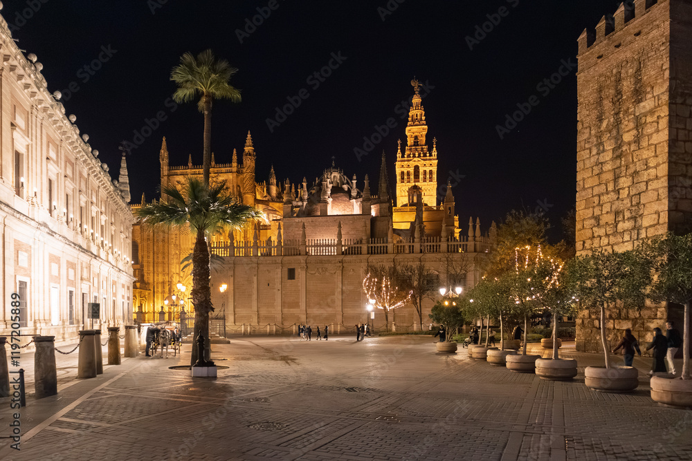 Obraz premium Sevilla Kathedrale & La Giralda an der Plaza del Triunfo bei Nacht, Sevilla, Spanien / Catedral de Sevilla 