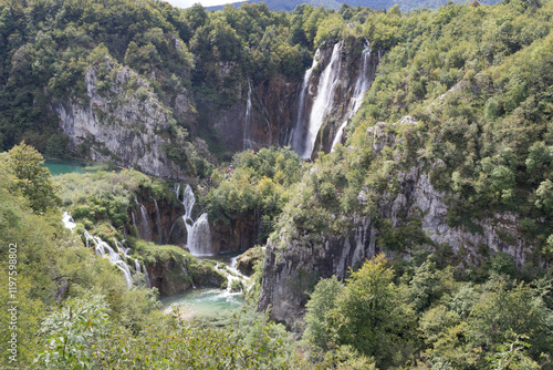 Tableau sur toile Voyage en Croatie cascade village et bord de mer sauvage