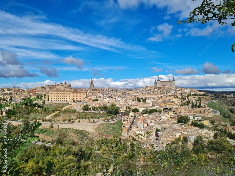 fantastica foto de la ciudad de toledo en españa en verano fantastica foto de la ciudad de toledo en españa en verano