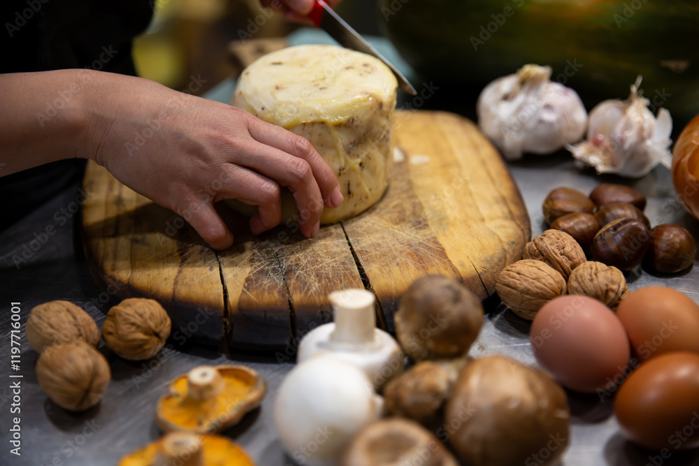 Fototapeta premium Bodegón de frutos secos, nueces, castañas, setas, hojas sobre encimera madera