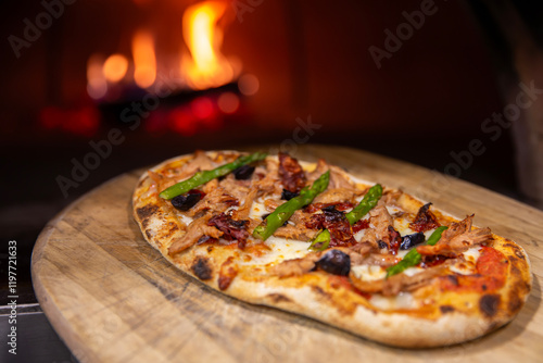 Wallpaper Mural Pizza entrando o saliendo de horno de leña Torontodigital.ca