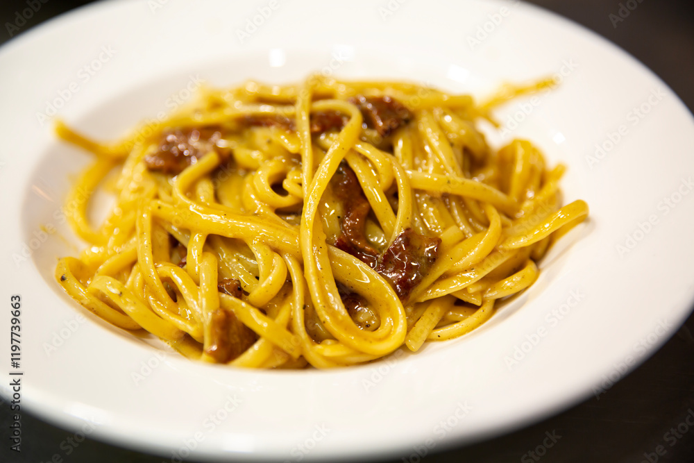 Plato italiano de espaguetis carbonara Plato italiano de espaguetis carbonara