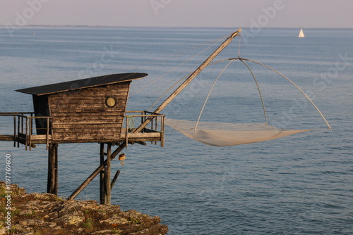 Paysage de la Loire atlantique: coucher de soleil sur les pêcheries traditionnelles de la côte atlantique face à l'océan à Pornic en France photo