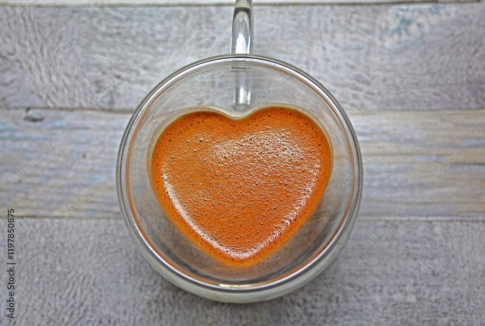 serce w szklance, serce z gorącej czekolady w szklance, Glass cup of hot chocolate in heart shape on table, Closeup heart shaped chocolate cup, Valentine's Day gift, Walentynki