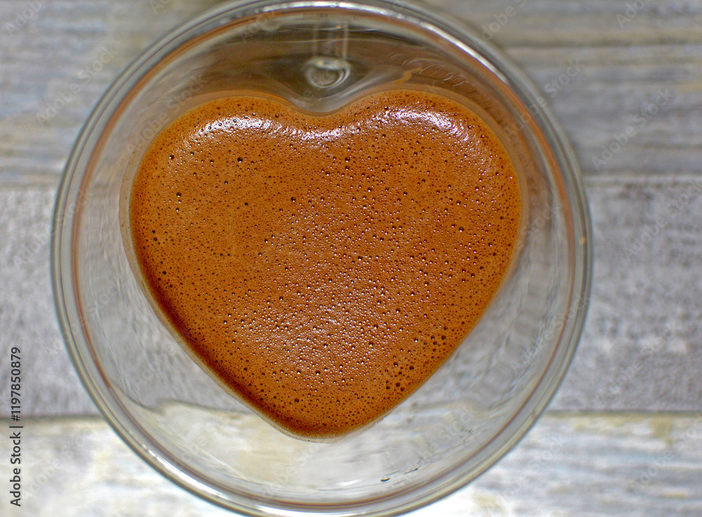 serce w szklance, serce z gorącej czekolady w szklance, Glass cup of hot chocolate in heart shape on table, Closeup heart shaped chocolate cup, Valentine's Day gift, walentynki, sweet dessert