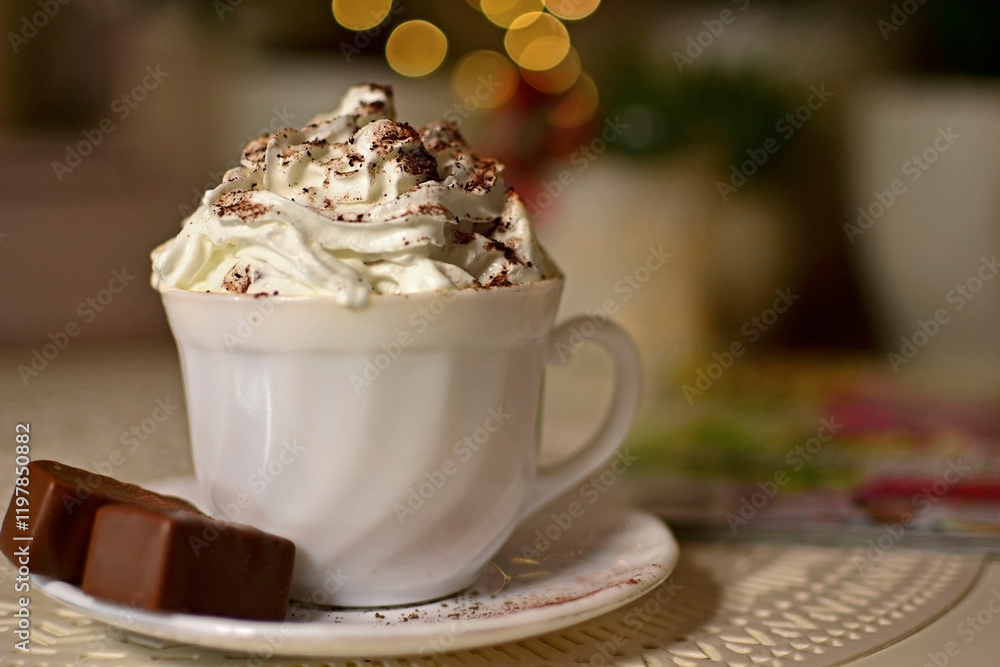 filiżanka czekolady z bitą śmietaną, biała filiżanka kawy z bitą śmietaną, a cup of chocolate with whipped cream, a white cup of coffee with whipped cream, hot chocolate topped with whipped cream