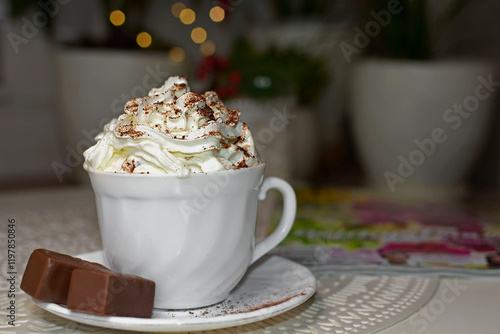 Obraz na płótnie filiżanka czekolady z bitą śmietaną, biała filiżanka kawy z bitą śmietaną, a cup of chocolate with whipped cream, a white cup of coffee with whipped cream, hot chocolate topped with whipped cream w salonie