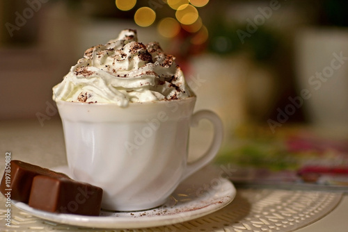 filiżanka czekolady z bitą śmietaną, biała filiżanka kawy z bitą śmietaną, a cup of chocolate with whipped cream, a white cup of coffee with whipped cream, hot chocolate topped with whipped cream photo