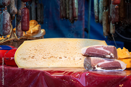 Mostrador con deliciosos quesos, fiambres y embutidos, en feria gastronómica photo