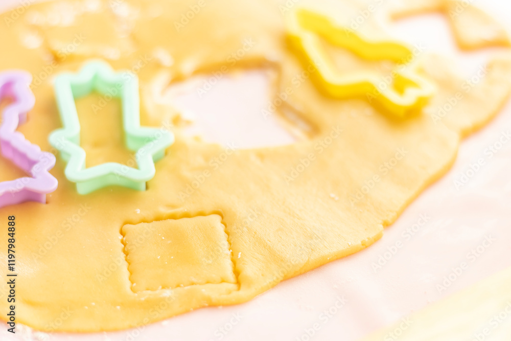 クッキー作りの型抜きをするイメージ(無人)