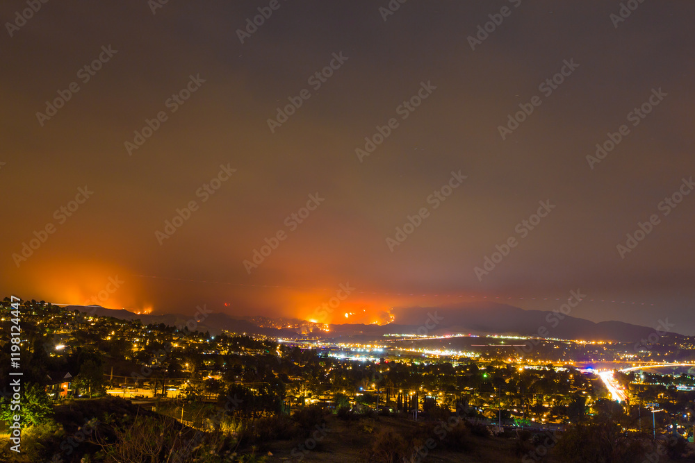 Obraz premium California wild fires in the mountains and hills of the Los Angeles County.