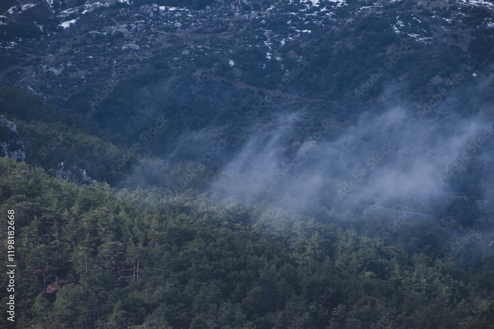 Obraz premium Clouds over the majestic mountain