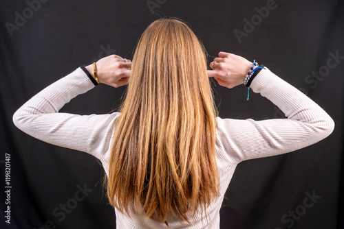 Fototapeta jeune femme blonde aux cheveux longs se bouchant les oreilles avec les doigts