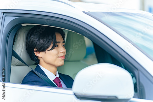 Tapety artystyczne 自動車、運転、男性、ドライブ、ビジネスマン、笑顔、ドライバー、運転手、日本人、運転席、免許、教習所、リラックス、楽しい、若い、20代、安全、保険、初心者、交通、クルマ、オートモーティブ、モビリティ、新車、レンタカー、中古車、購入、納車、代車、仕事、スーツ、屋外、快適、駐車、営業車、商用車、試乗、カメラ目線、ポジティブ、嬉しい、喜ぶ、SUV、ハンドル、乗用車、マイカー、ビジネス、シェアカー、カーシェ