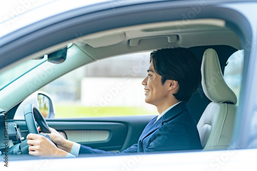 Obraz na płótnie 運転、男性、自動車、ビジネスマン、カーナビ、ドライバー、車内、日本人、左折、ダッシュボード、インテリア、笑顔、免許、レンタカー、クルマ、モビリティ、運転手、運転席、スーツ、交通、安全運転、コックピット、インパネ、新車、中古車、オートモーティブ、ビジネス、ポジティブ、楽しい、嬉しい、仕事、会社員、ハンドル、ドライブ、乗用車、通勤、保険、社用車、商用車、若い、20代、運転代行、マイカー、試乗、カーブ、