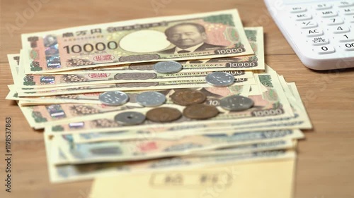 給料日に自宅にてお金の計算