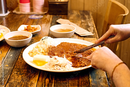 레스토랑에서 등심 돈까스를 맛있게 먹고 있는 모습 photo