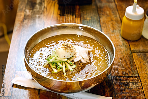 식탁 위에 물냉면이 놓여 있는 모습