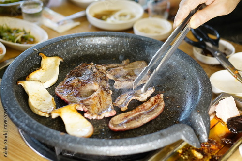 불판 위에서 소고기를 맛있게 굽고 있는 모습 photo