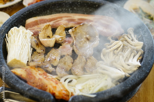 불판 위에서 삼겹살을 맛있게 굽고 있는 모습 photo