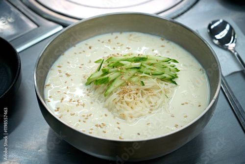 식탁 위에 콩국수가 놓여 있는 모습