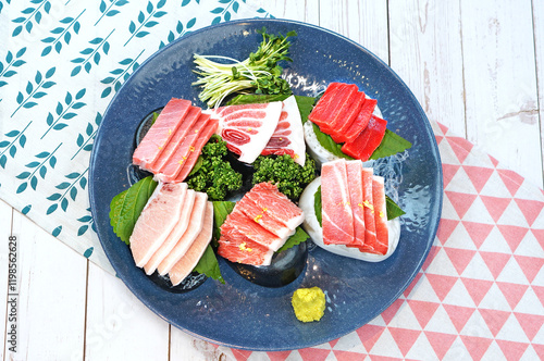 참치회를 접시에 플레팅한 모습