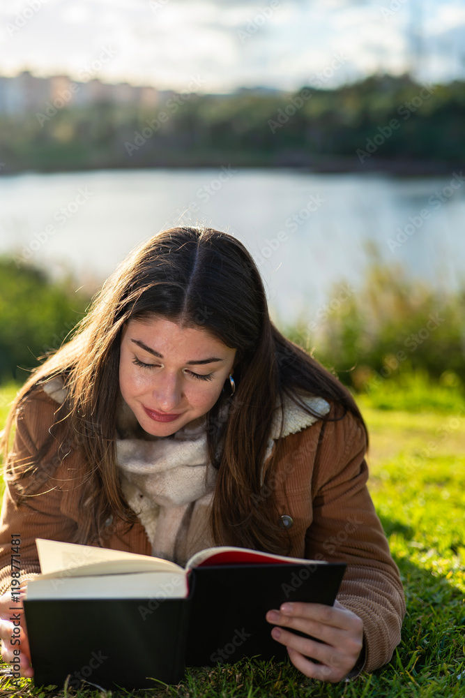 Obraz premium Free time and relaxation: quiet reading on the lawn of a park