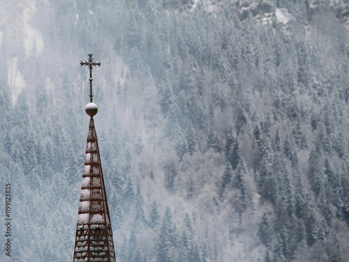 croix au dessus du monastère en hiver photo