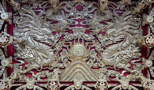 Obraz na płótnie Elaborate sculptures on ceiling design inside the Buddhist temple of Wat Dhammakatanyu (Xian Lo Dai Tien Gong). Taiwanese art style, Look up, use it as your Wallpaper, Poster and Space for text. w salonie