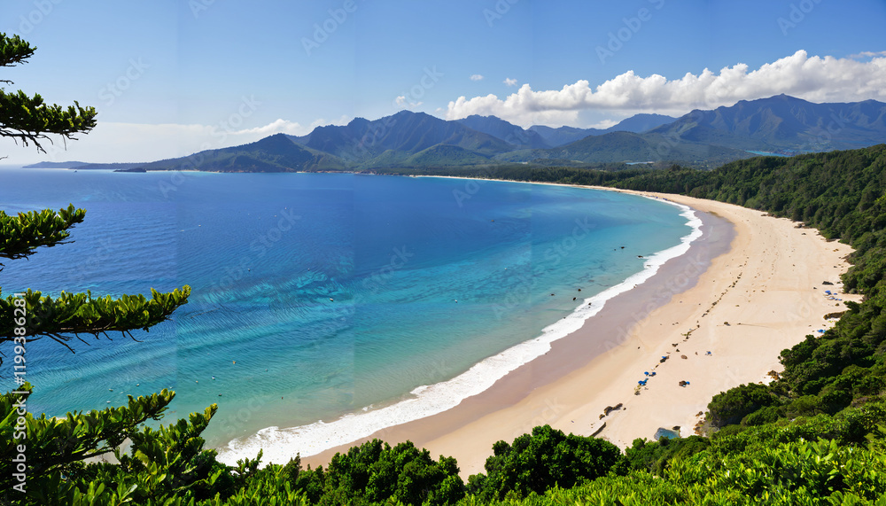 Fototapeta premium Plage paradisiaque sous le ciel bleu