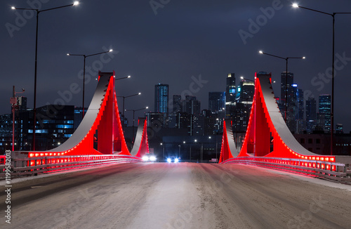 Obraz na płótnie New red bridge across the Moskva River connecting the Mnyovnikovskaya and Filyovskaya floodplains with evening illumination. Moscow, Russia w salonie