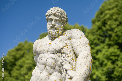 Antiker Held, Statue im Schloßgarten Schloss Drottningholm, Gemeinde Ekerö, Provinz Stockholms län, Schweden photo